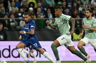 Ricardo Rodriguez (à droite) et Natan à la poursuite de Malo Gusto. KEYSTONE/EPA/Jakub Kaczmarczyk